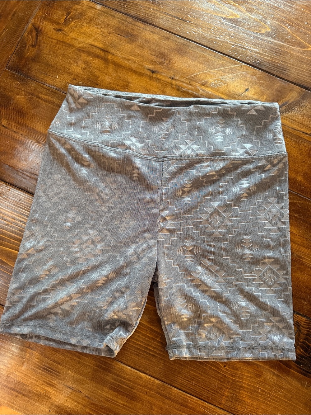 Women's High-Waist Aztec-Pattern Bike Shorts - Gray